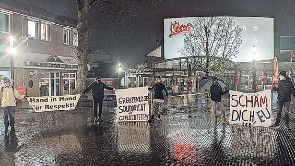 Vertreter des neuen Netzwerks haben sich am Montag mit Transparenten an der Menschenkette »Leer zeigt Haltung« beteiligt. © Foto: privat