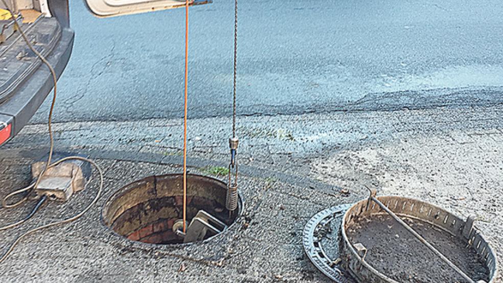 In die Kanalisation in Weener, hier ein Bild während einer laufenden Kanalspülung, wird jedes Jahr Geld investiert. Diese Ausgaben müssen über Gebühren finanziert werden. © Foto: Hoegen
