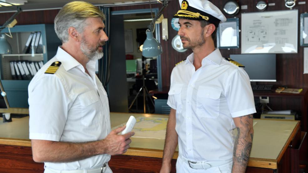 In die Rolle von Kapitän Max Parger schlüpft Florian Silbereisen (rechts) bei Dreharbeiten für die ZDF-Serie »Traumschiff«. Auf der Kommandobrücke steht ihm der Erste Offizier Martin Grimm (Daniel Morgenroth) zur Seite. © Foto: ZDF (Dirk Bartling)