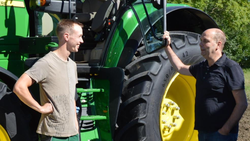 Manfred Tannen aus Bensersiel - hier mit seinem Sohn Keno - ist gestern zum Vize-Präsidenten des Landesbauernverbandes gewählt worden. © Foto: LHV für Ostfriesland