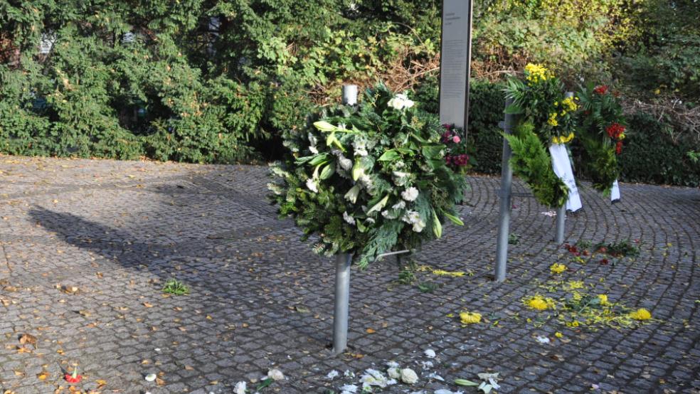 Die Beschädigung der Gedenk-Kränze am Pogrom-Mahnmal hat nach Ansicht der Polizei keinen politisch motivierten Hintergrund. © Foto: Wolters