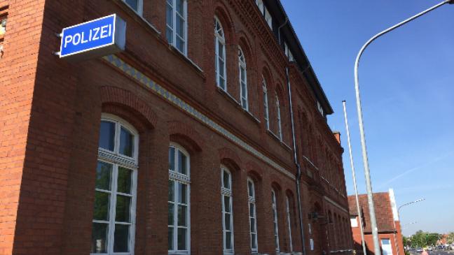 Mit Auto gegen Baum geprallt