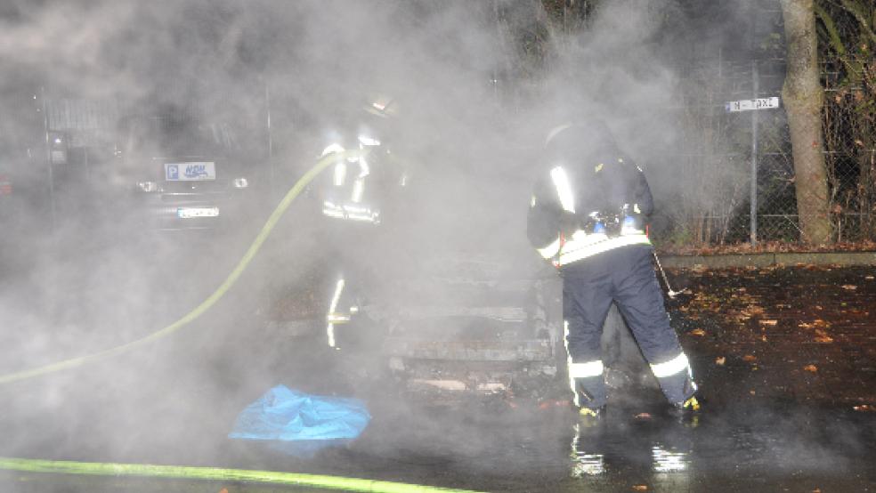 Zu einem Autobrand ist die Feuerwehr heute Nacht in Leer ausgerückt. © Wolters