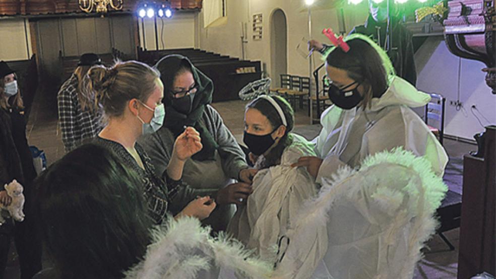 In der Georgskirche in Weener sind am Donnerstagabend die Szenen für einen Kurzfilm dreht worden. Das Werk des Jugendgottesdienst-Teams soll vor Weihnachten veröffentlicht werden.  © Fotos: Boelmann