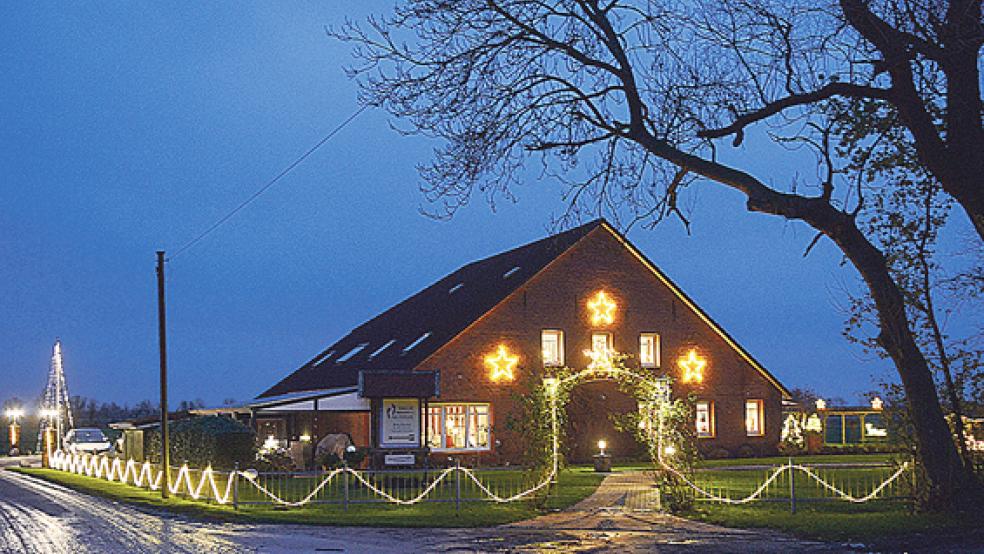 Macht hoch die Tür, die Lichter macht hell: Bingumgaste ist ein echter Hingucker geworden. © Foto: Wolters (7)/Hanken/privat