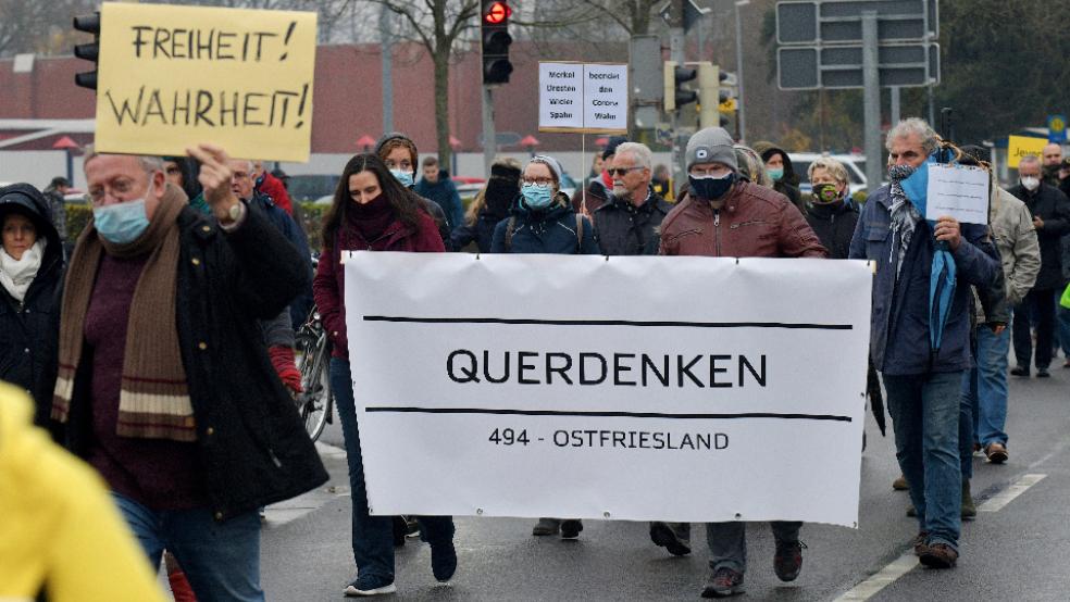 Selbsternannte »Querdenker« haben auch in Ostfriesland mehrfach demonstriert - wie auf diesem Bild am 14. November in Aurich sowie zuvor im Mai in Leer und im Juni in Aurich, allerdings mit überschaubarem Zuspruch. © Foto: Michael Bahlo (dpa)