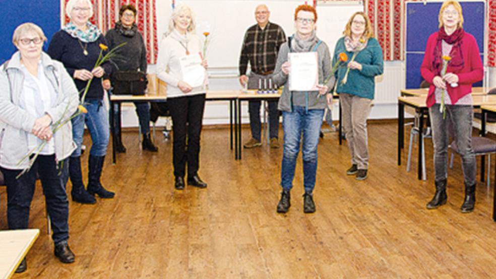 Die Absolventinnen der Qualifizierung zum DUO-Seniorenbegleiter mit der Dozentin Helen Plass (2.v.r.), Tanja Wessel (3.v.l.) und Frank Schüür vom Senioren- und Pflegestützpunkt (5.v.l.), und VHS-Fachbereichsleiterin Sabine Kasimir (rechts). © Foto: VHS