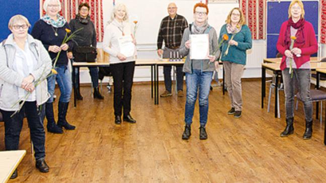 Ehrenamtliche helfen älteren Menschen im Alltag