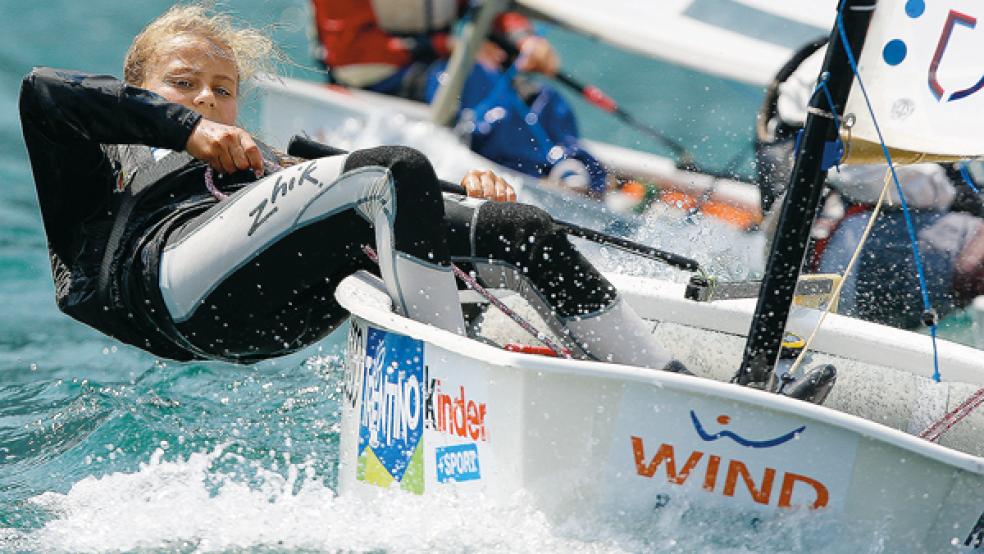 Deike Bornemann aus Weener ist seit Kindesbeinen mit Booten auf dem Wasser unterwegs und dabei sehr erfolgreich. Dieses Foto entstand 2013 bei der Weltmeisterschaft in Italien auf dem Gardasee. © Foto: Matias Capizzano