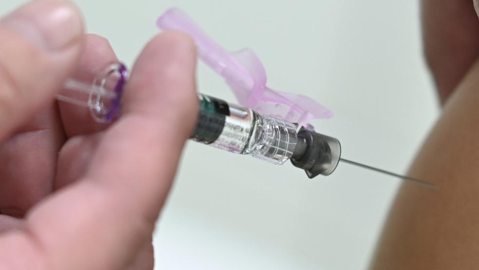 Viele Hausärzte sollen in diesen Tagen wieder mit Impfdosen beliefert werden.  © Kästle (dpa)