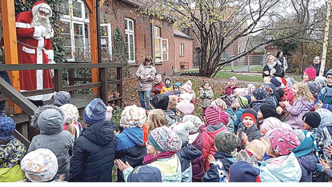 Der Nikolaus beschenkt die Kindergarten-Kinder in Weener und auch in Möhlenwarf