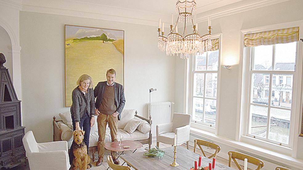 Christina und Ejnar Tonndorf mit Airedale Terrier »Bessie« im repräsentativen Saal im Obergeschoss mit Blick auf den Hafen. © Fotos: Kuper