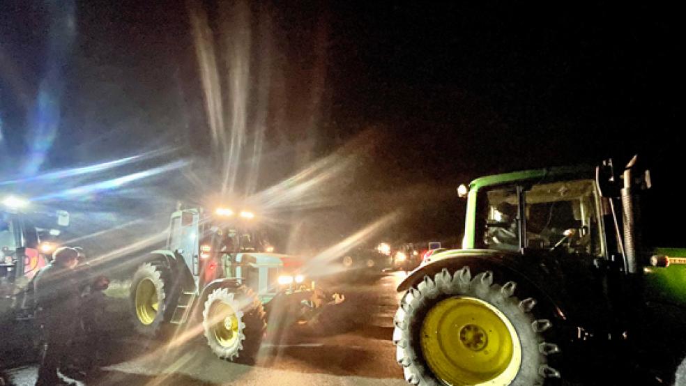 Protestzug auf Rädern: Mit ihren Traktoren blockierten rund 200 Landwirte gestern Abend das Aldi-Zentrallager in Hesel. © Foto: Bruins