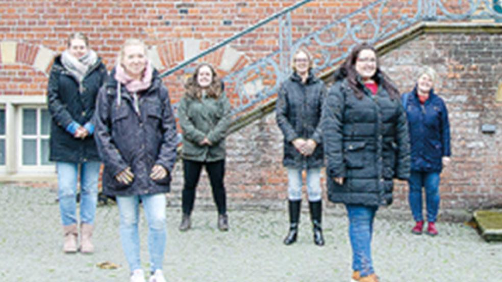 Die Absolventinnen der Qualifizierung zur Praxismentorin für Auszubildende mit Lehrgangsleiterin Bianka Ledermann (rechts) und der VHS-Fachbereichsleiterin Sabine Kasimir (2. von links). © Foto: Volkshochschule