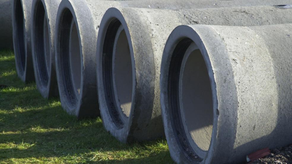 Kanalrohre auf einer Baustelle. In die Erweiterung und Sanierung des Kanalnetzes muss auch die Stadt Weener laufend investieren, und dafür Gebühren erheben. © Archivfoto: Hoegen