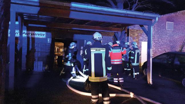 Feuer mit Gartenschlauch gelöscht