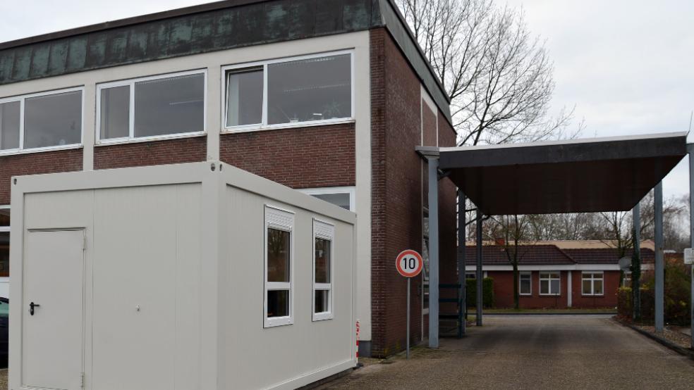 Der Container beim Straßenverkehrsamt an der Ringstraße in Leer wurde in den vergangenen zwei Wochen hergerichtet und mit der nötigen IT ausgestattet. © Foto: Landkreis Leer