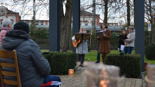 Adventssingen unterm Glockenturm