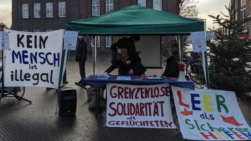 Durch Transparente mit Slogans wie »Kein Mensch ist illegal«, »Leer als sicherer Hafen« und »Grenzenlose Solidarität mit Geflüchteten« unterstützten die Klima-Aktivisten von »Ende Gelände« die Forderung nach einem Beitritt zum Bündnis »Seebrücke«. © Foto: privat
