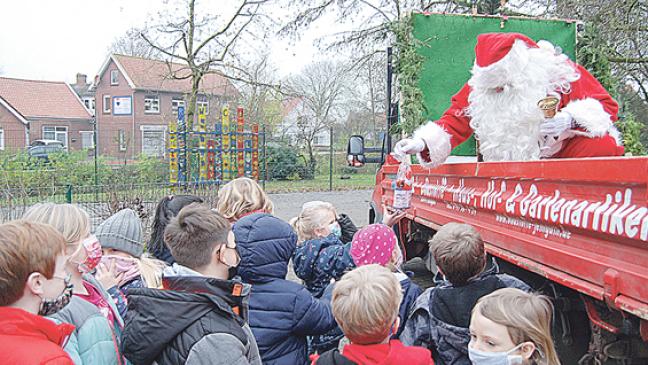 Nikolaus beschenkt Jemgumer Grundschulkinder