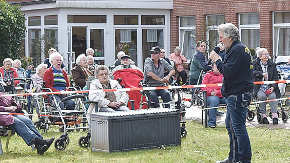 Mit Publikum im Garten, wie auf unserem Archivbild, können Künstler derzeit nicht am Altenzentrum auftreten. »Fensterkonzerte« sind allerdings möglich. © Foto: Kuper