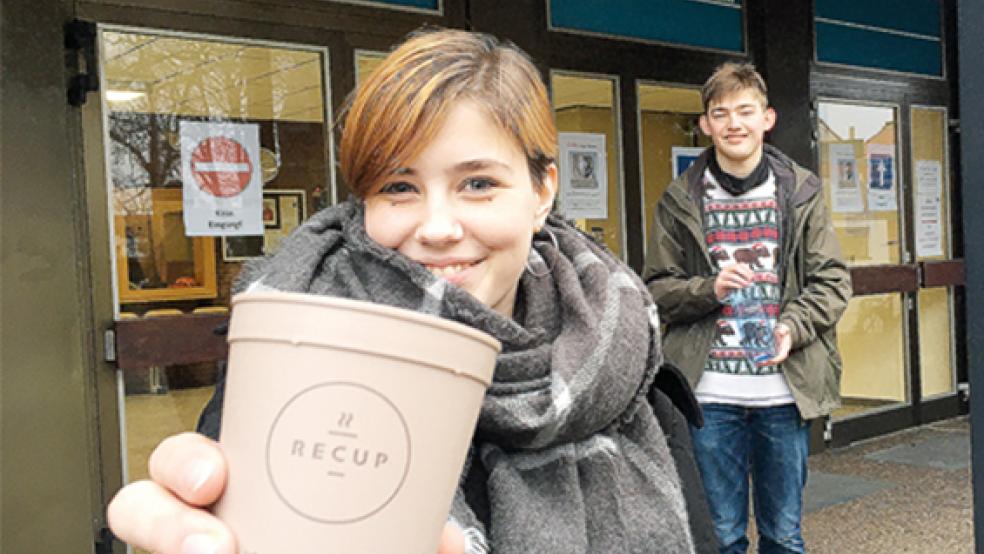 Umweltschutz ganz pragmatisch: Luzie Richter und Jannis Fischer (hinten) haben das »Recup«-System am Ubbo-Emmius-Gymnasium (UEG) in Leer eingeführt. © Foto: Boelmann