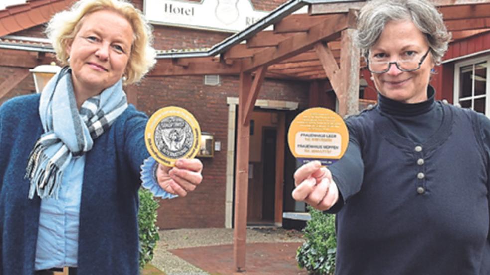Mit Bierdeckeln wollen die Frauen des Soroptimist Clubs Leer/Papenburg um die ehemalige Präsidentin Gertrud Schneider (links) und die jetzige Präsidentin Gabriele Vosse auf das Thema »Gewalt an Frauen« aufmerksam machen. © Foto: Müller