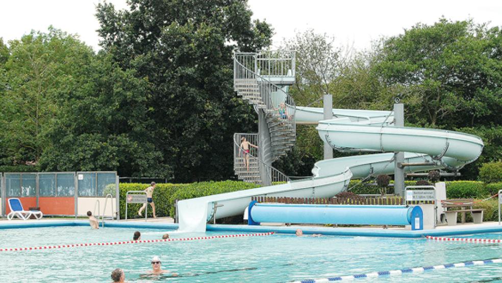 Das Friesenbad in Weener ist mittlerweile das einzige Freibad im Landkreis Leer. Die Stadt trägt die Verluste aus dem laufenden Betrieb des Bades aus ihrem Haushalt, dazu gab es erst am Donnerstag wieder einen aktuellen Beschluss. © Foto: Hoegen