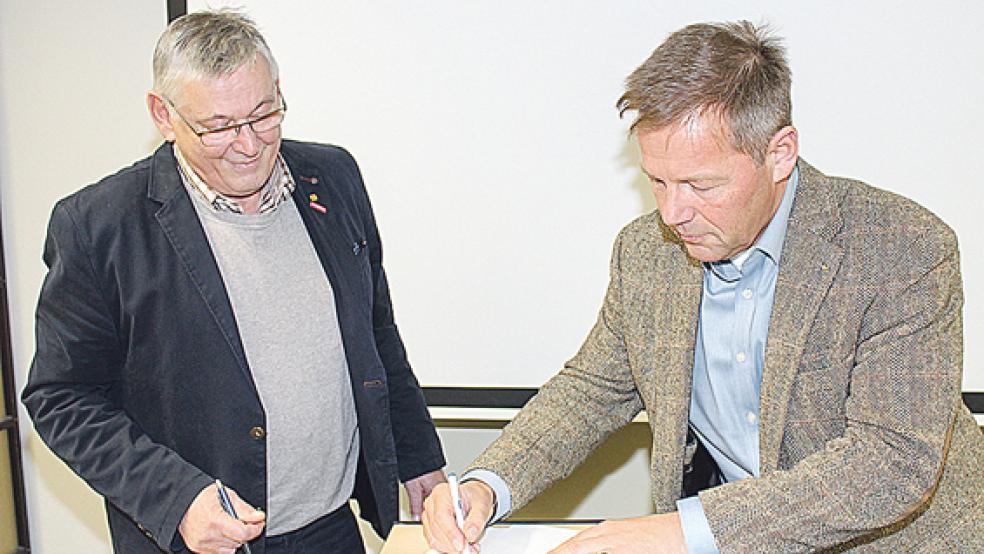 Kreishandwerksmeister Joachim Eilts (links) und der neue Geschäftsführer der KH, Wolfgang Janhsen, bei der Vertragsunterzeichnung. © Foto: Handwerkskammer