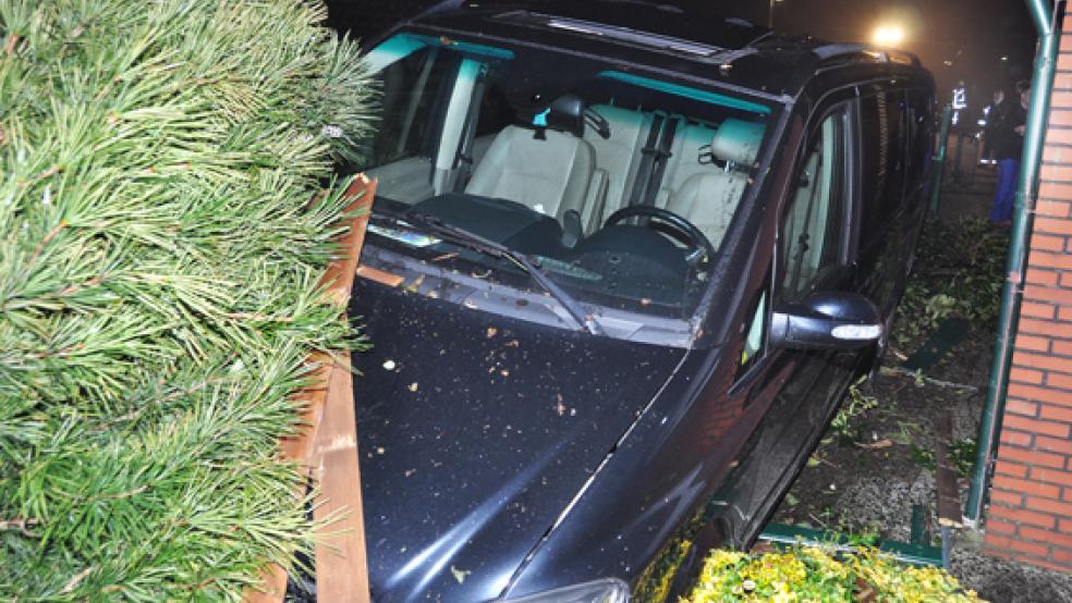 Gärten, Zäune und einen Carport beschädigte der betrunkene Autofahrer bei einem missglückten Abbiegemanöver. © Foto: Wolters