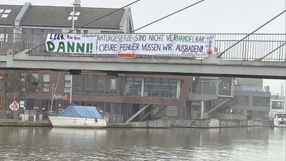 Auch an der Nessebrücke wurde ein Protestbanner aufgehängt. © Foto: privat