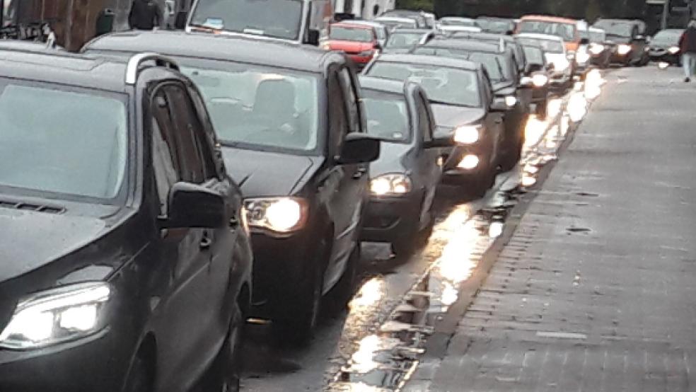 Auf den Hauptstraßen in Leer - hier ein Bild aus der Heisfelder Straße - staute sich gestern der Verkehr. © Foto: Wolters