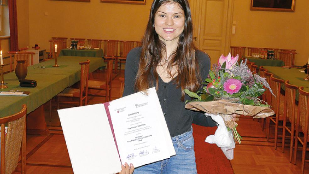 Vera Heckelmann freut sich über den Blumenstrauß und die Urkunde, die ihr zudem ein Preisgeld in Höhe von 500 Euro beschert.  © Foto: Jürgens