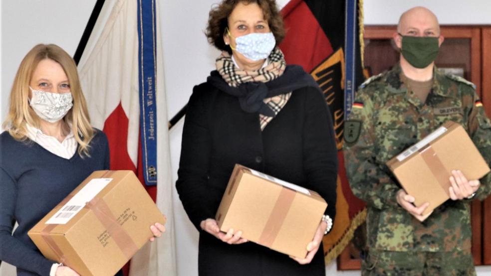 Mit Weihnachtspäckchen für Soldaten im Auslandseinsatz (von links): Sandra Evers, Bürgermeisterin Beatrix Kuhl und Kommandeur Dr. Jens-Peter Evers. © Foto: Bundeswehr