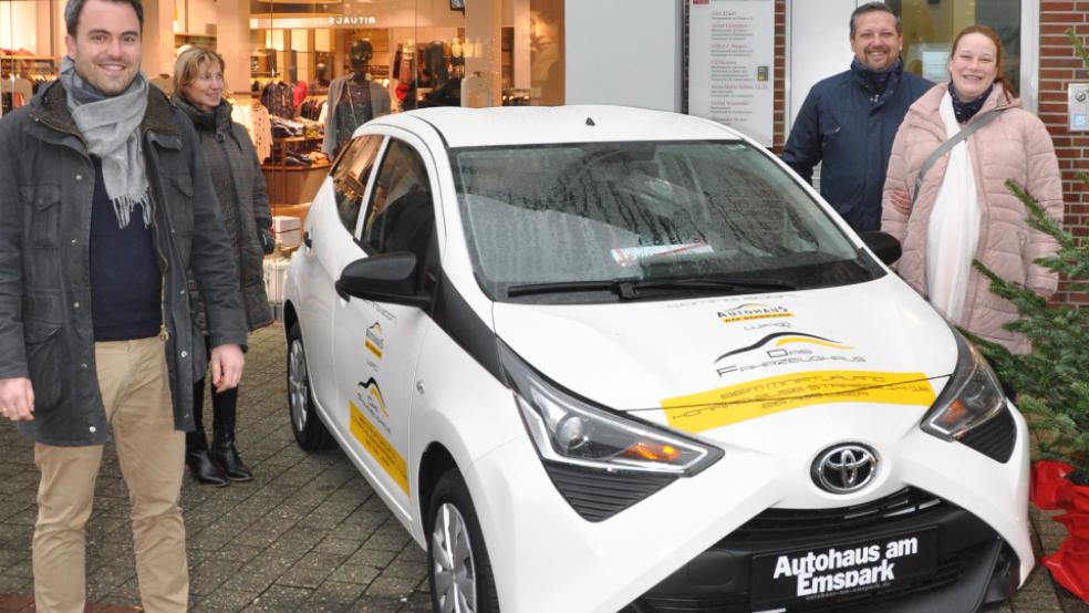 Einen Toyota Aygo übergaben Jan-Wilhelm Dörris und Tanja Siemermann-Neuhaus (von links) an Franziska Kutschera aus Loga (rechts, mit ihrem Mann Michael Mersmann). © Foto: Wolters