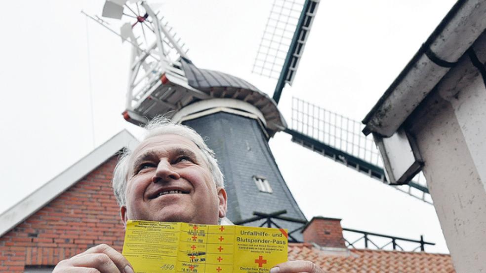 Gerjet Bültjer hat zum 150. Mal Blut gespendet. Damit zählt er im Rheiderland zu den Rekord-Spendern.  © Foto: Boelmann