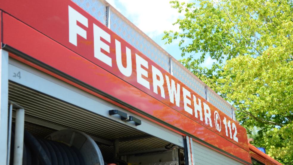 Die Feuerwehr rückte gestern Abend in Weener aus. Eine Papiermaschine war in Brand geraten.  © RZ-Archiv