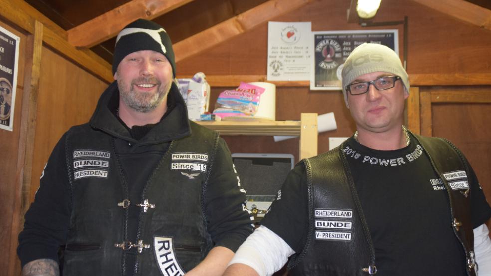 Der Biker-Club »Power Birds« war vor einem Jahr erstmals mit einer Bude auf dem Weihnachtsmarkt in Bunde vertreten. Der Erlös in Höhe von 850 Euro sollte auf einem Fest offiziell an den Verein »Herzkinder Ostfriesland« übergeben werden. Weil das wegen der Corona-Pandemie nicht möglich war, wurde das Geld jetzt formlos überreicht. © Foto: Himstedt