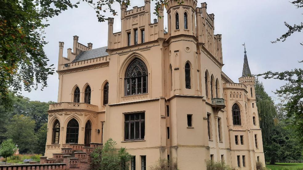 Rund um das Schloss Evenburg stehen viele Bäume im Park, die noch einen Paten oder eine Patin suchen. © Foto: Szyska