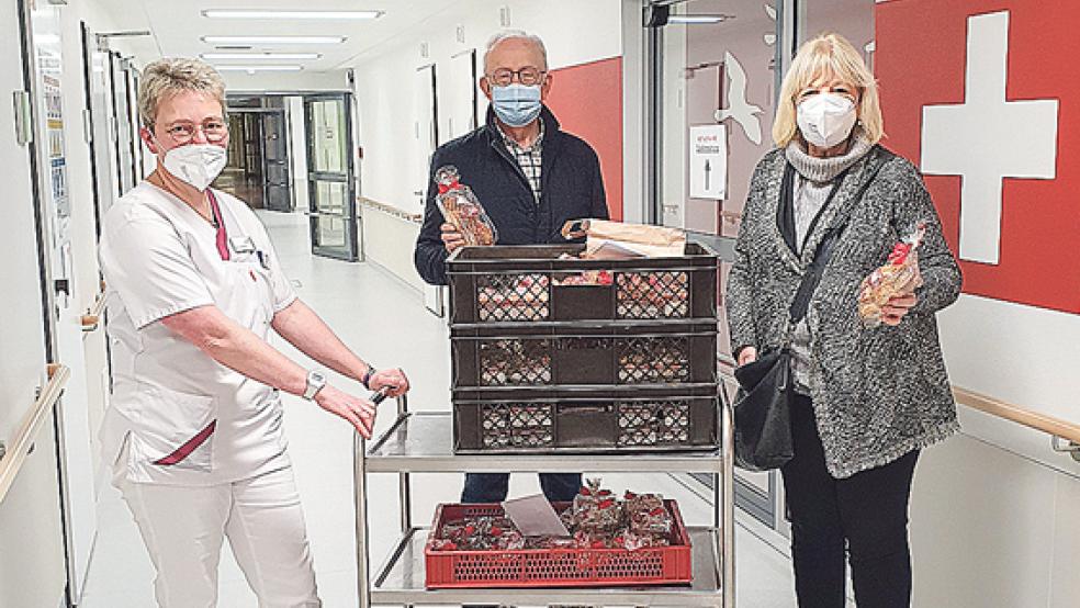 Marita Determann, Hauswirtschafterin im Marien Hospital, freute sich über den Weihnachtsgruß von Dr. Kruthaup und Ursula Mersmann, Vorstand der IG »Starkes Marien Hospital«, und verteilte diesen in den Abteilungen. © Foto: Marien Hospital