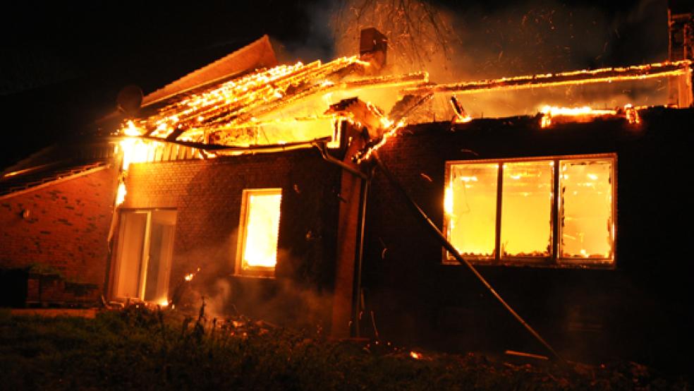 Lichterloh stand das Wohnhaus im vorderen Teil des Hofkomplexes in Flammen. © Foto: Wolters