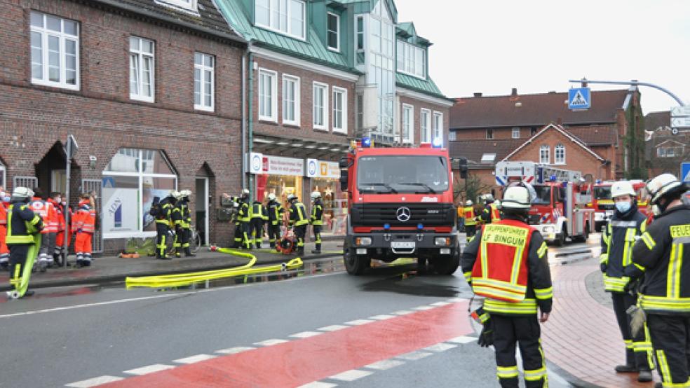 Auch Bingumer Feuerwehrkräfte rückten zu dem Brand am Bahnhofsring in Leer aus. © Foto: Wolters