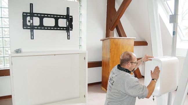 Stadtbücherei Weener hat neue Rundregale und »Medien-Möbel« bekommen