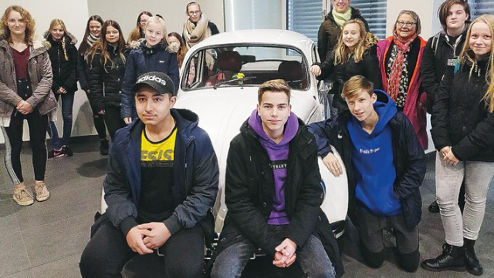 Auch das VW-Werk in Emden besuchten die niederländischen Gäste der Oberschule Weener, die im vergangenen Jahr für drei Tage im Rheiderland zu Gast waren, mit ihren Gastgebern. Momentan ruht der Austausch Corona-bedingt. © Archivfoto: privat
