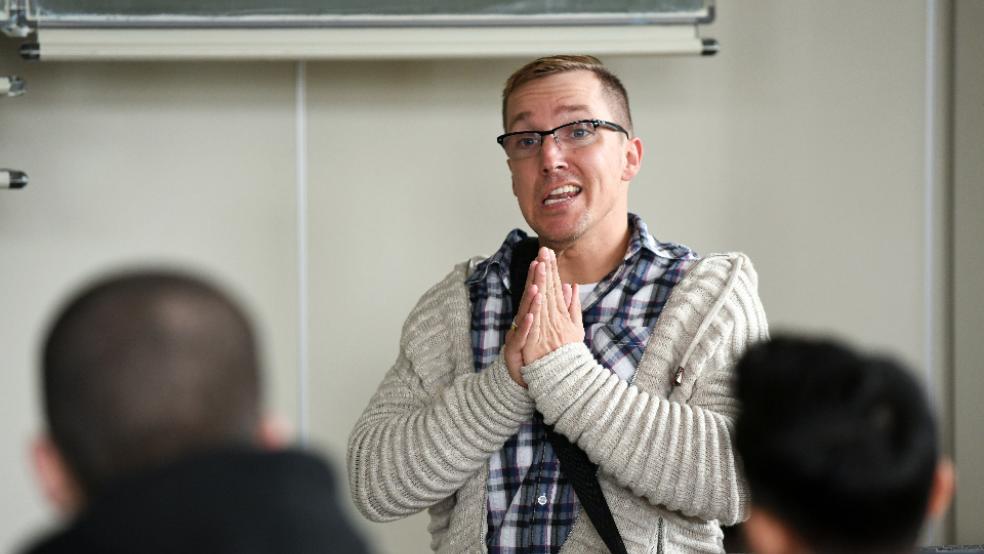 Gewaltopfer Christoph Rickels spricht in einem Präventions­projekt mit Schülern über die Tat und versucht, positiven Einfluss auf sie zu nehmen. © Foto: Zucchi (dpa)