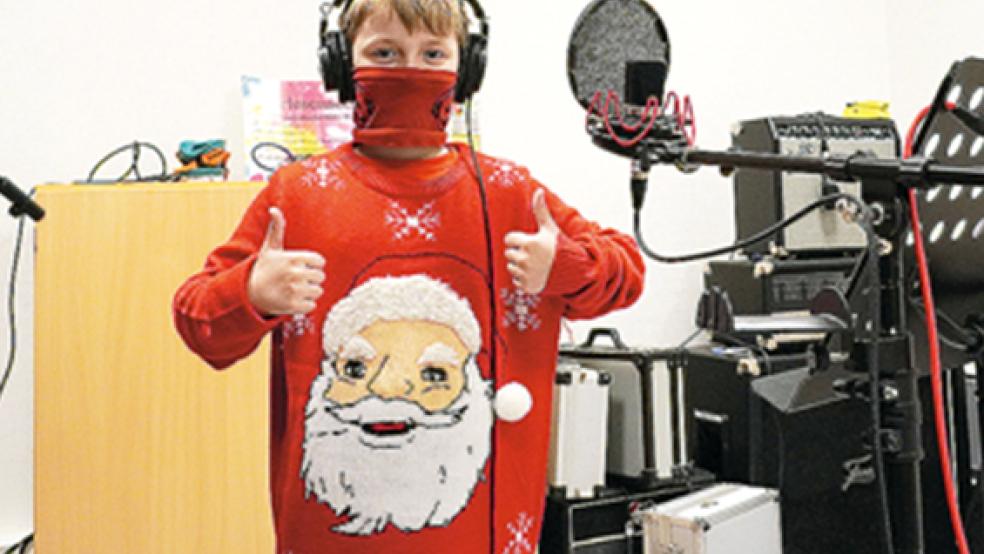 Da sist nur ein Schüler, der das Lied »We wish you a merry Christmas« einzeln im Tonstudio der Oberschule eingesungen hat.  © Fotos: Oberschule