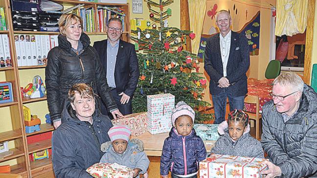 Aldi-Mitarbeiter erfüllen Weihnachtswünsche von Kindern
