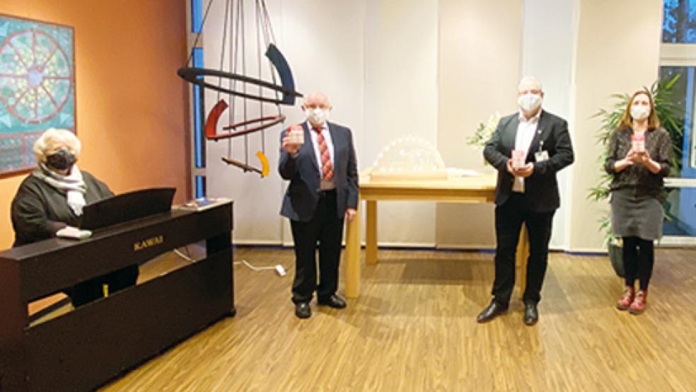 Gestalteten die erste digitale Weihnachtsfeier im Krankenhaus Rheiderland (von links): Francien Janse-Balzer, Jakobus Baumann, Holger Glienke, Katharine Groen und Daniel Metelerkamp.  © Foto: Klinikum Leer