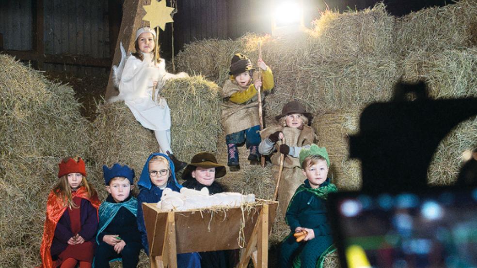 Das Foto zeigt Aufnahmen für den Online-Gottesdienst auf einem Bauernhofkindergarten. © Foto: Preuß (Reformierte Kirche)