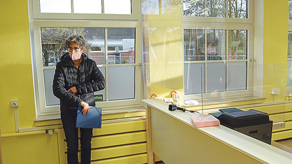 Die technische Einrichtung des Impfzentrums ist soweit komplett, gestern wurden auch die vom Land Niedersachsen gelieferten Hand-Scanner und Drucker in Betrieb genommen. Im Bild die Erste Kreisrätin Jenny Daun. © Foto: Hoegen